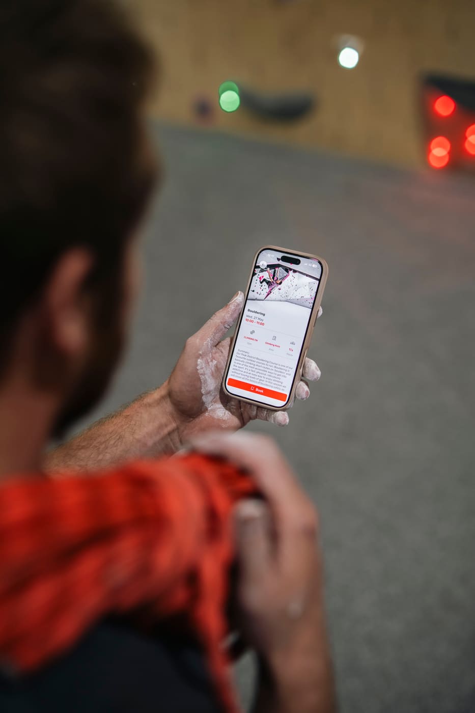 Член, използващ брандираното приложение GymRealm