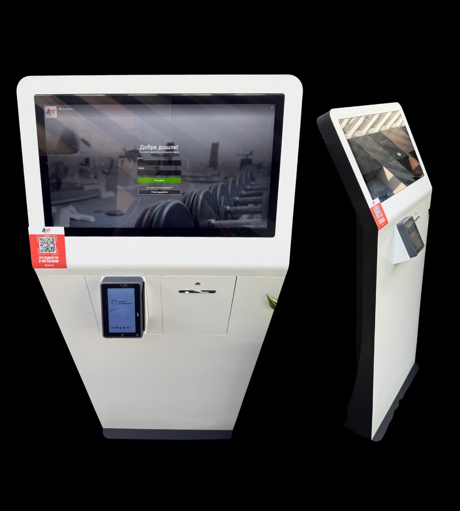 Chiosco self-service GymRealm con touch screen e terminale di pagamento con carta