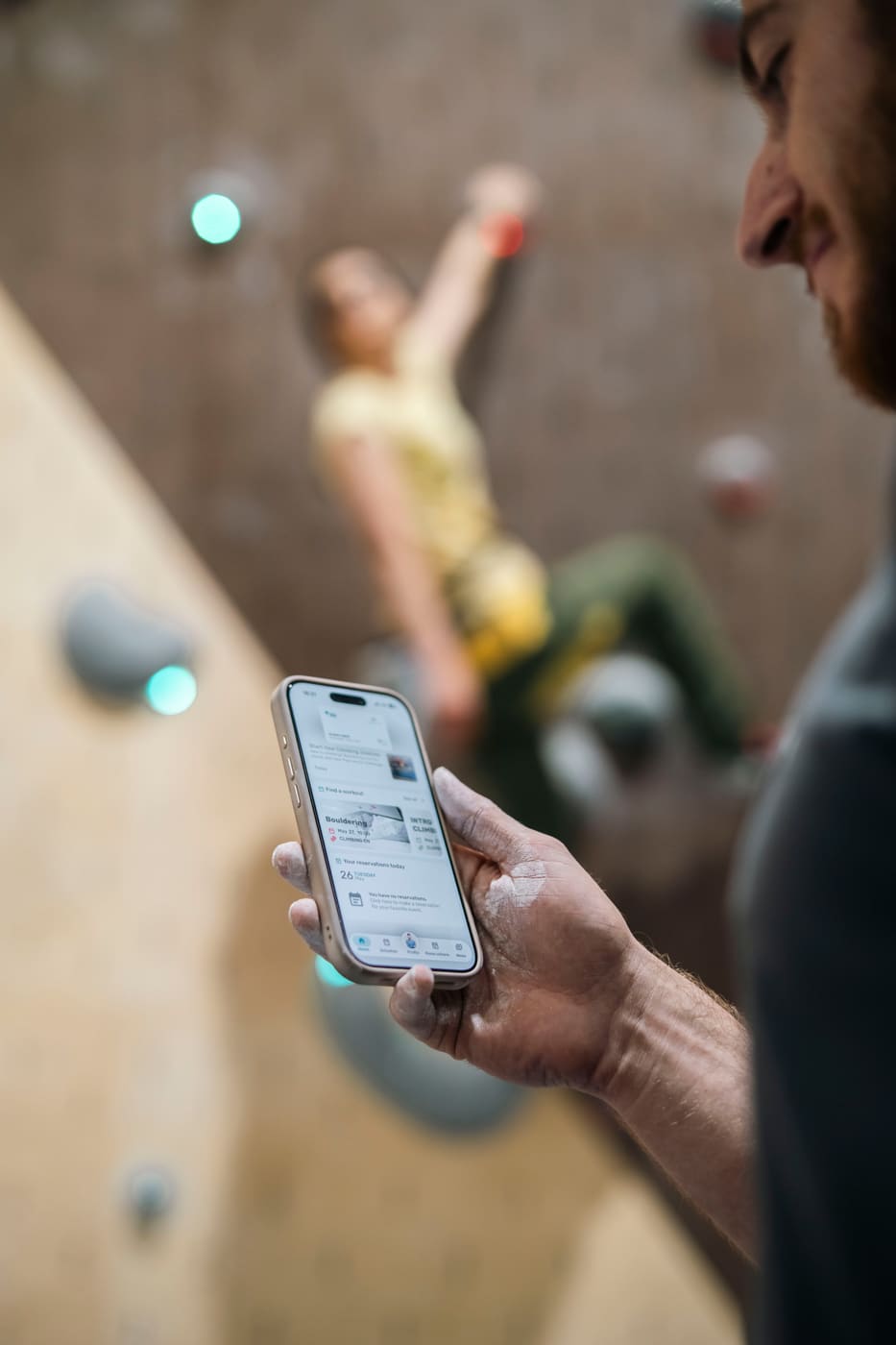 Membru care folosește aplicația GymRealm cu brandul sălii